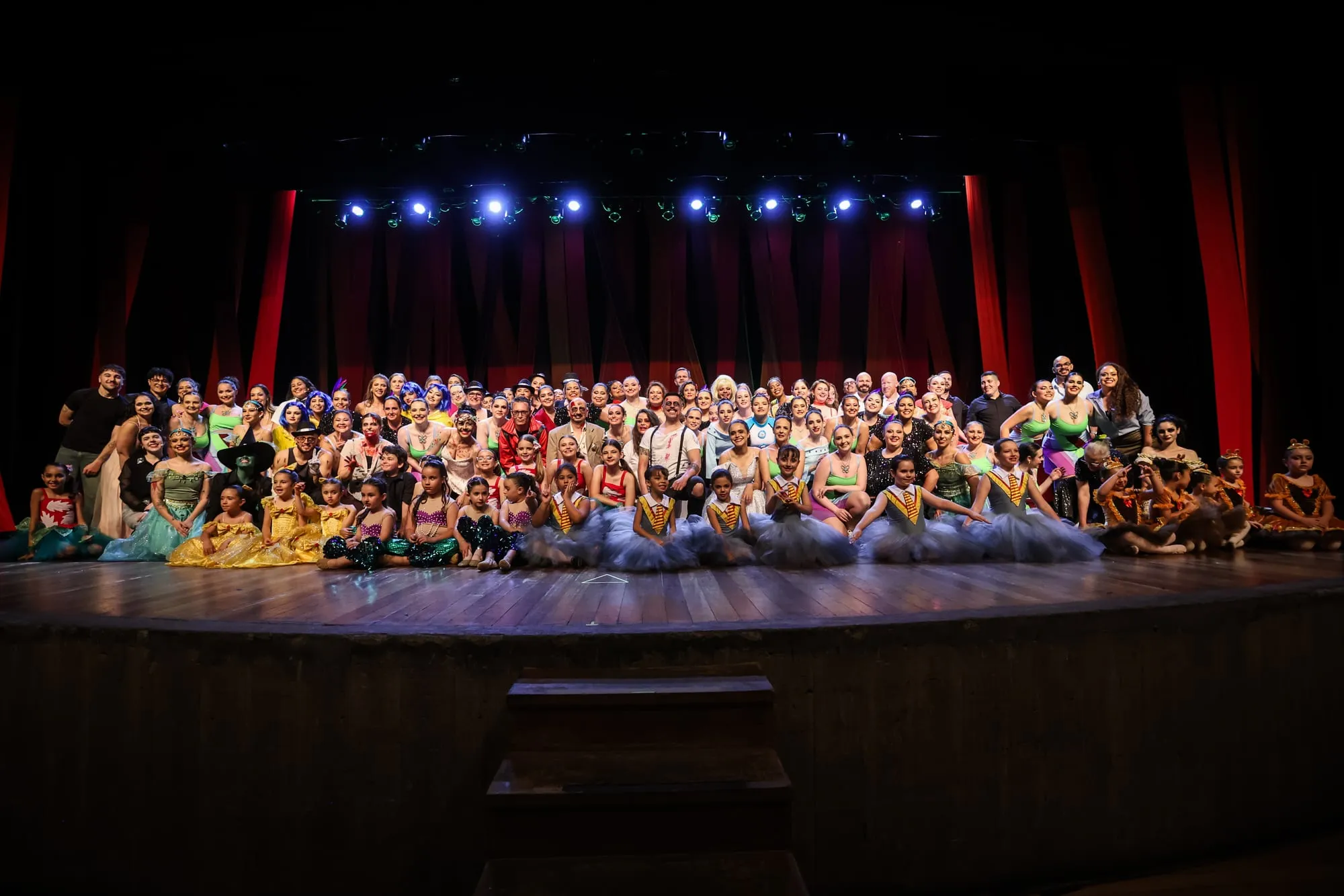 Elenco completo reunido no palco ao fim do espetáculo