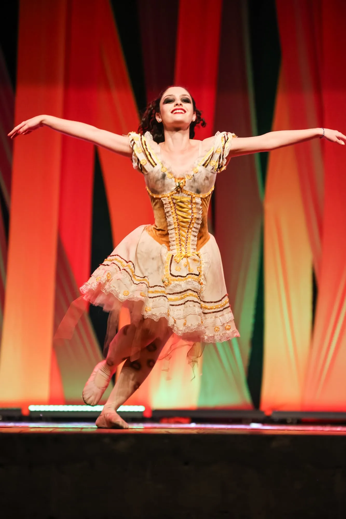 Bailarina de figurino dourado em cena