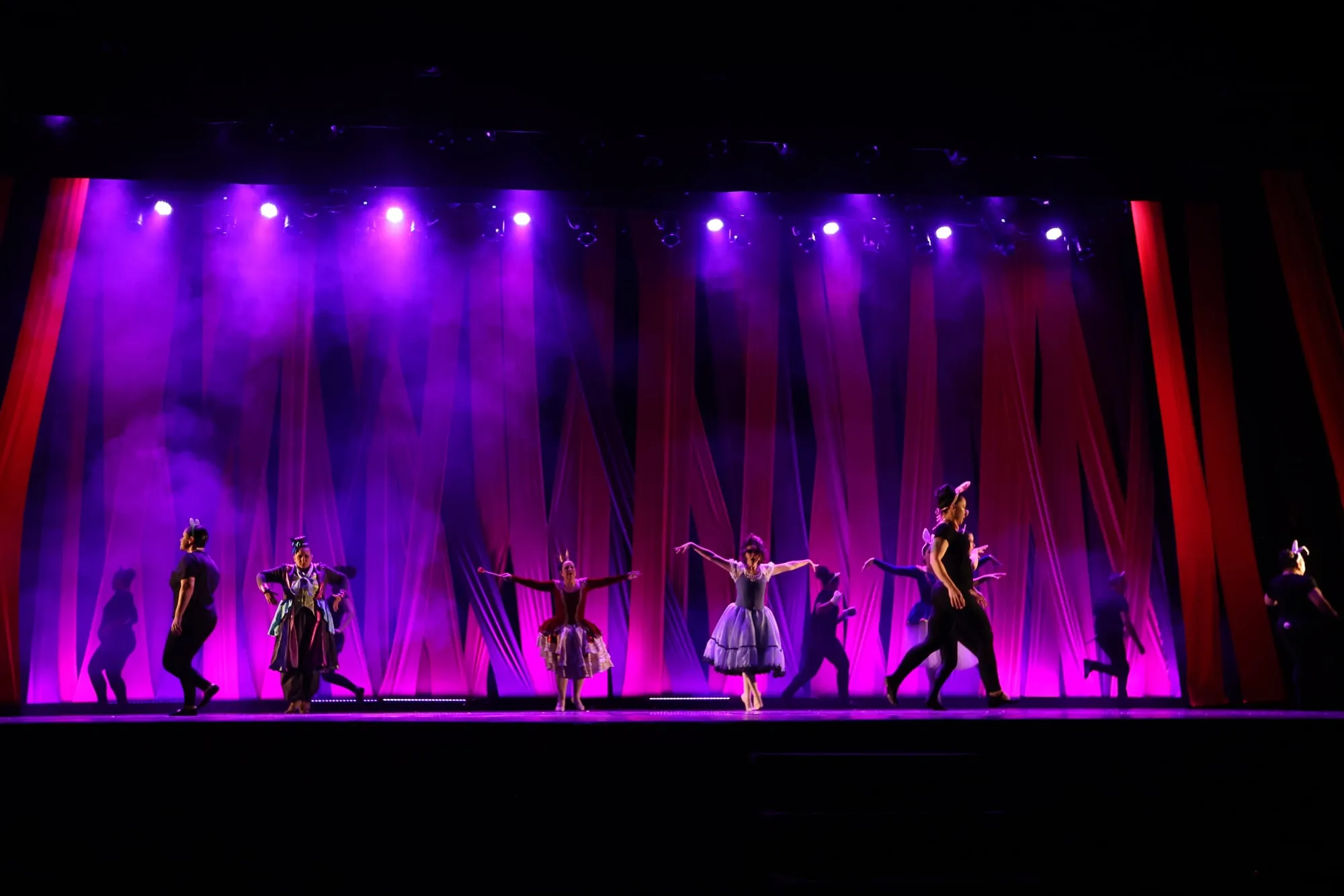 Palco aberto iluminado de roxo
