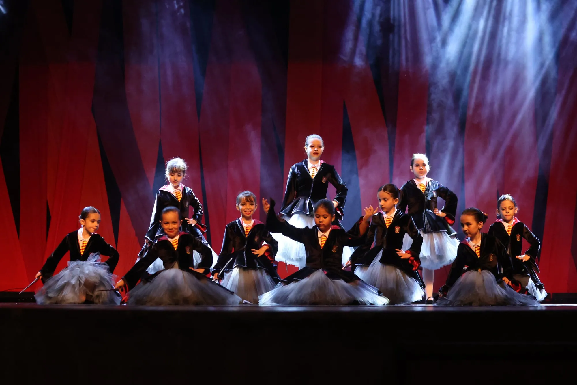 Turma infantil de cartola no palco