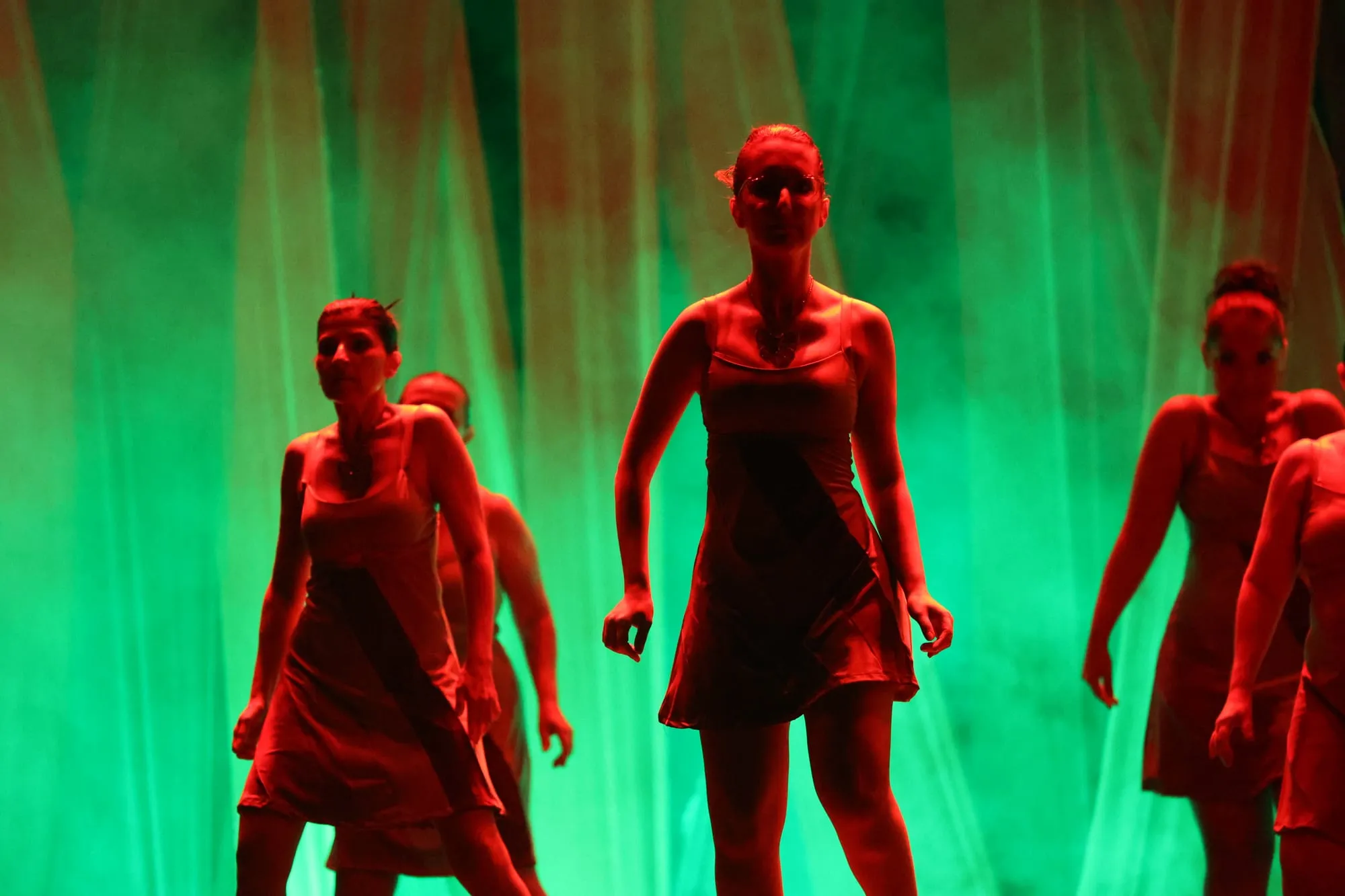 Bailarinas em cena sob luz verde