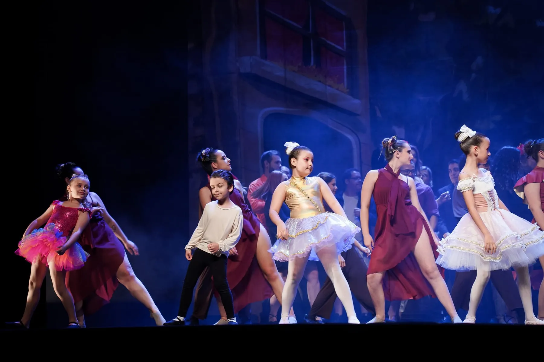 Turma de ballet infantil em cena
