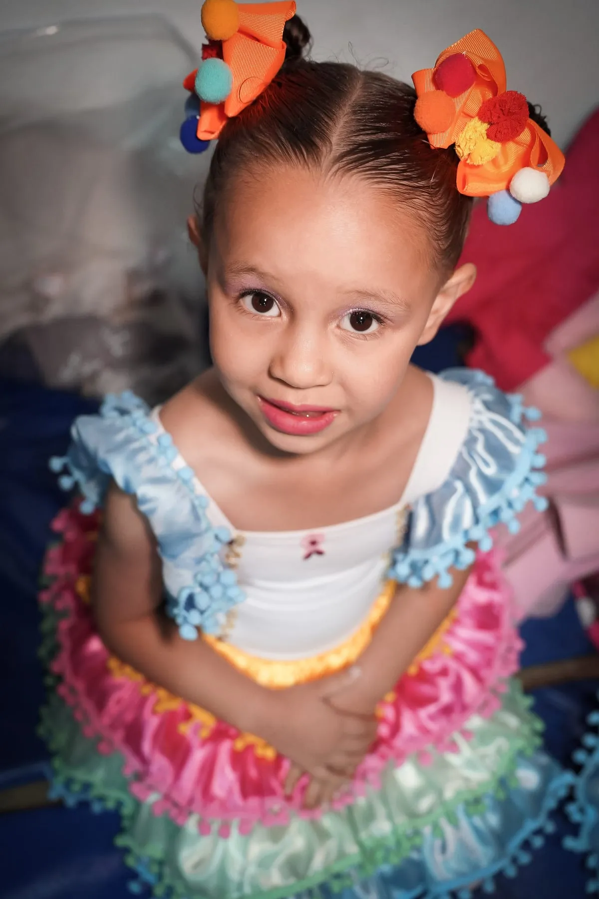 Menina de figurino colorido nos bastidores
