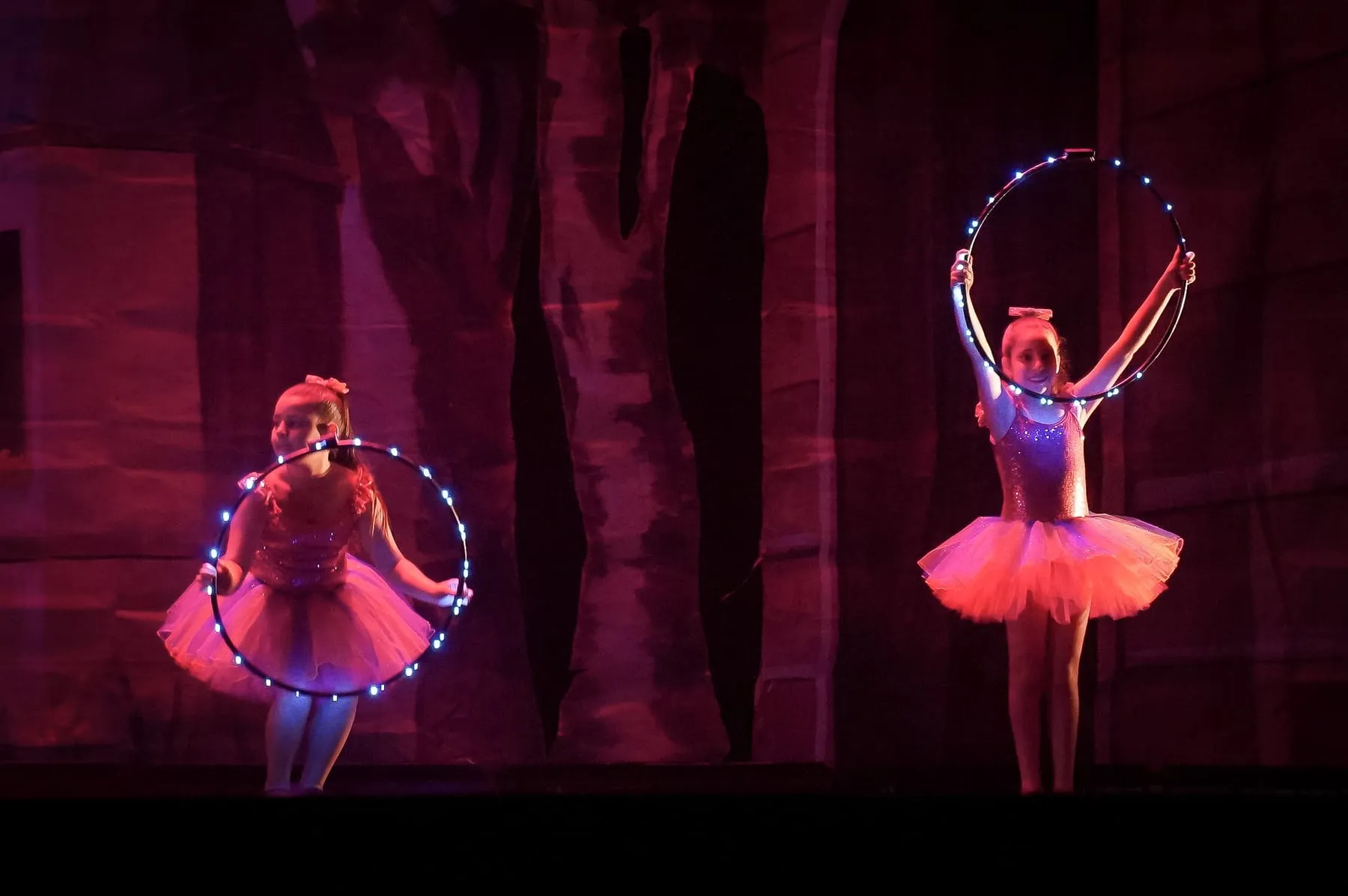 Bailarina mirim com bambolê iluminado
