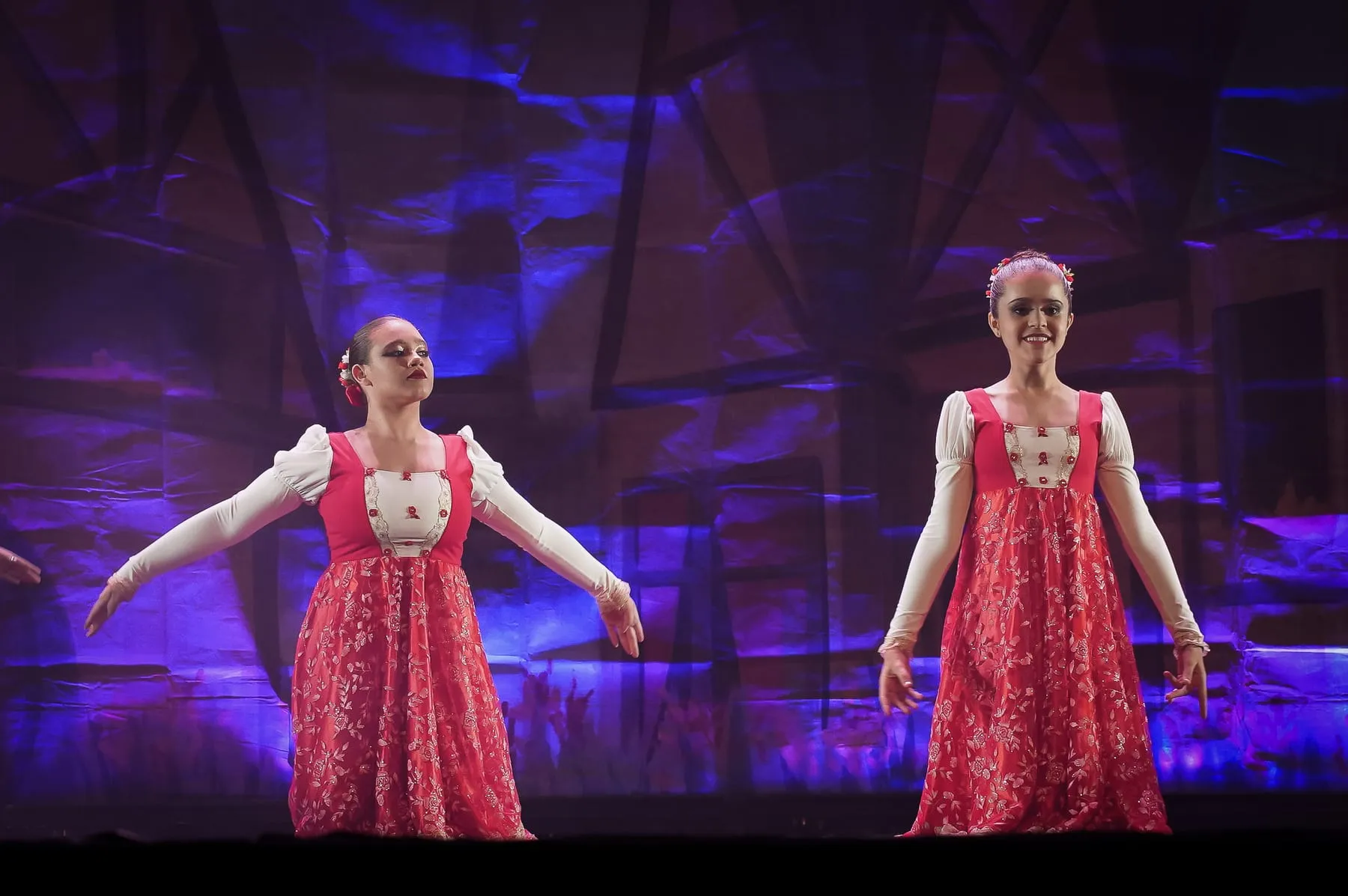 Bailarinas de vestido vermelho em cena