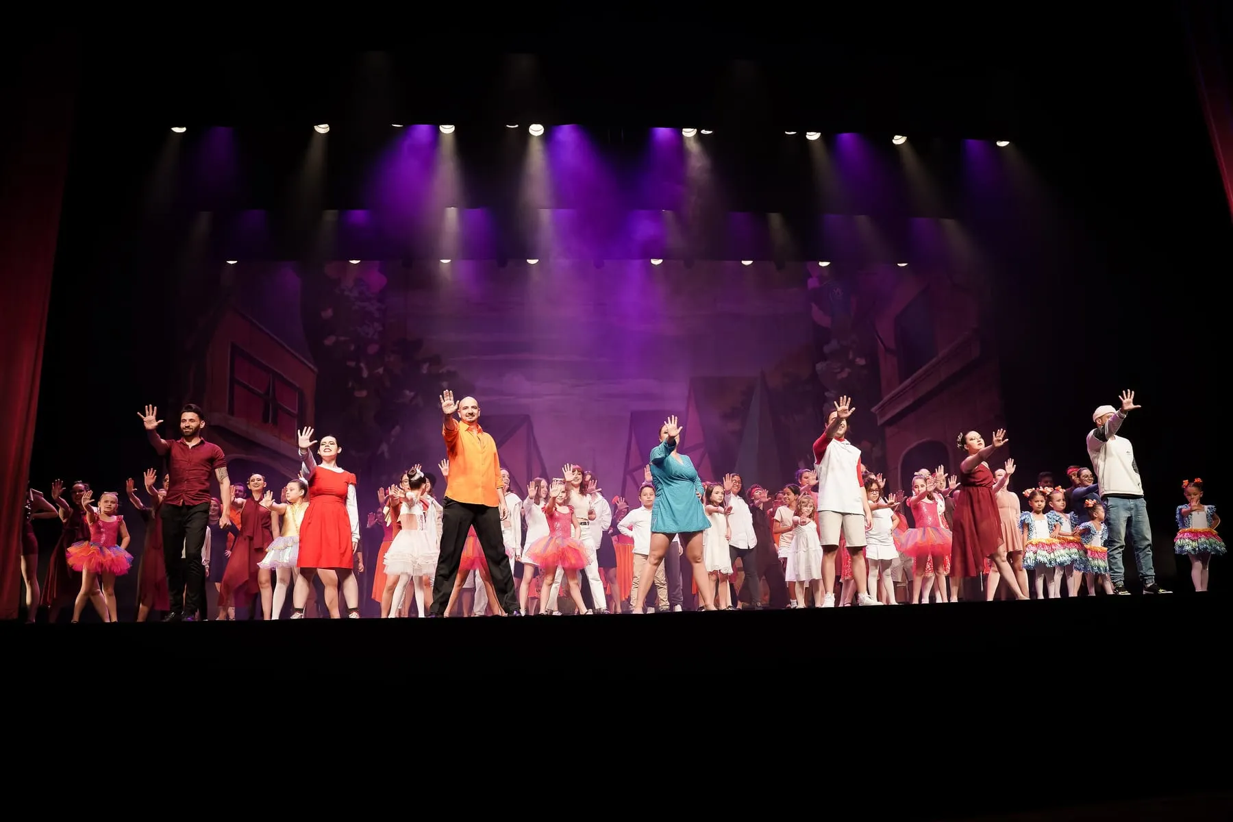 Elenco reunido no palco ao final