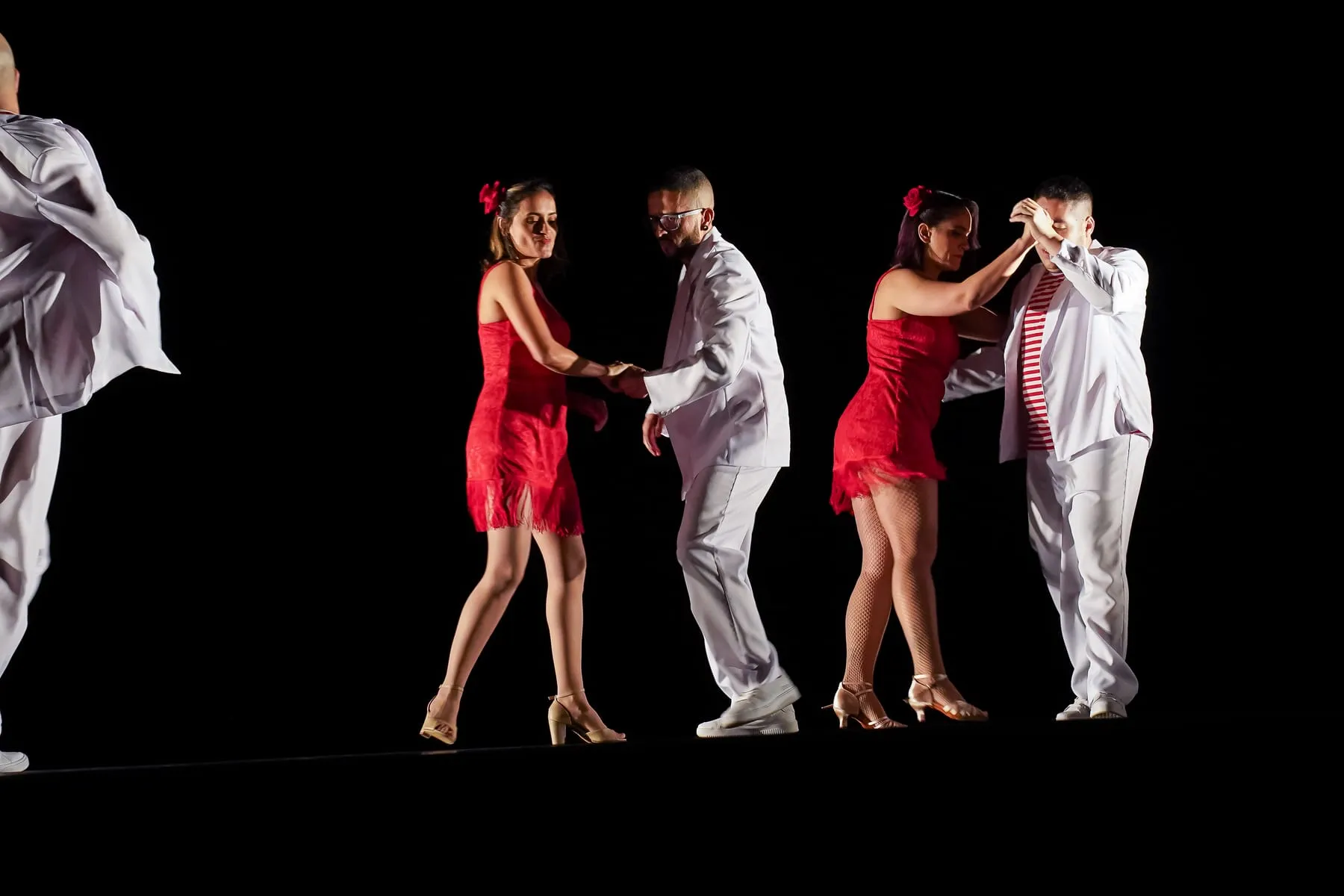 Casais de dança de salão de vermelho e branco