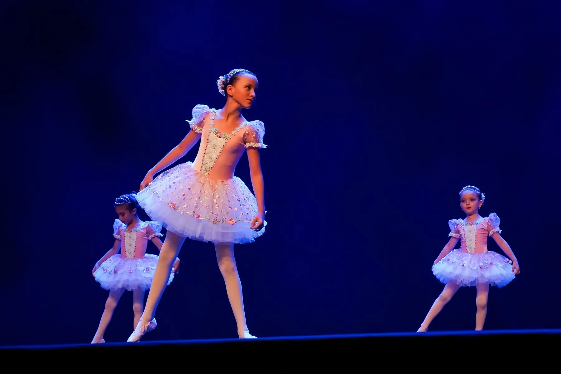 Turma de ballet infantil de tutu branco
