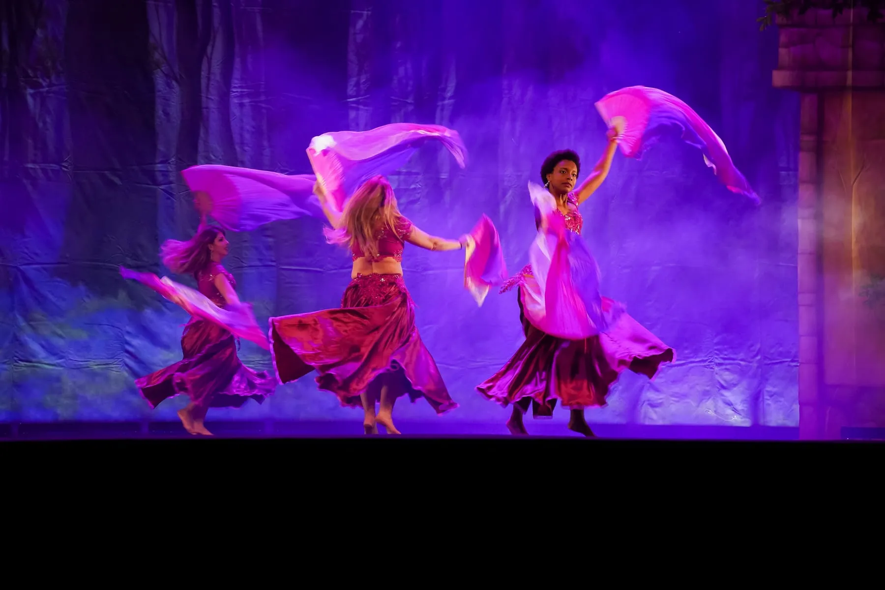 Dança do ventre com véus em movimento