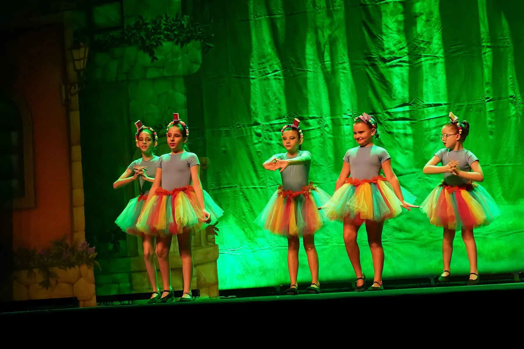 Turma infantil colorida sob luz verde