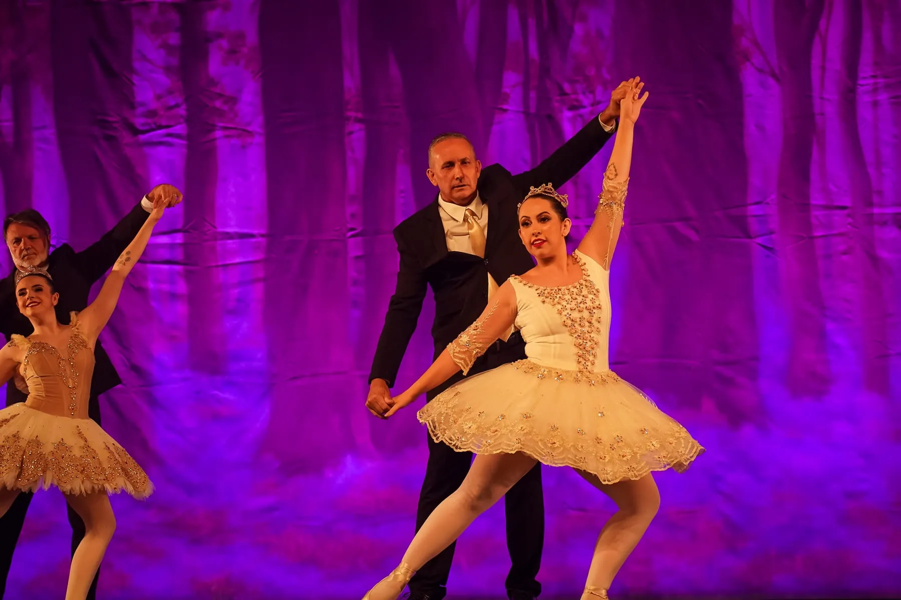 Bailarina de tutu e parceiro em dueto