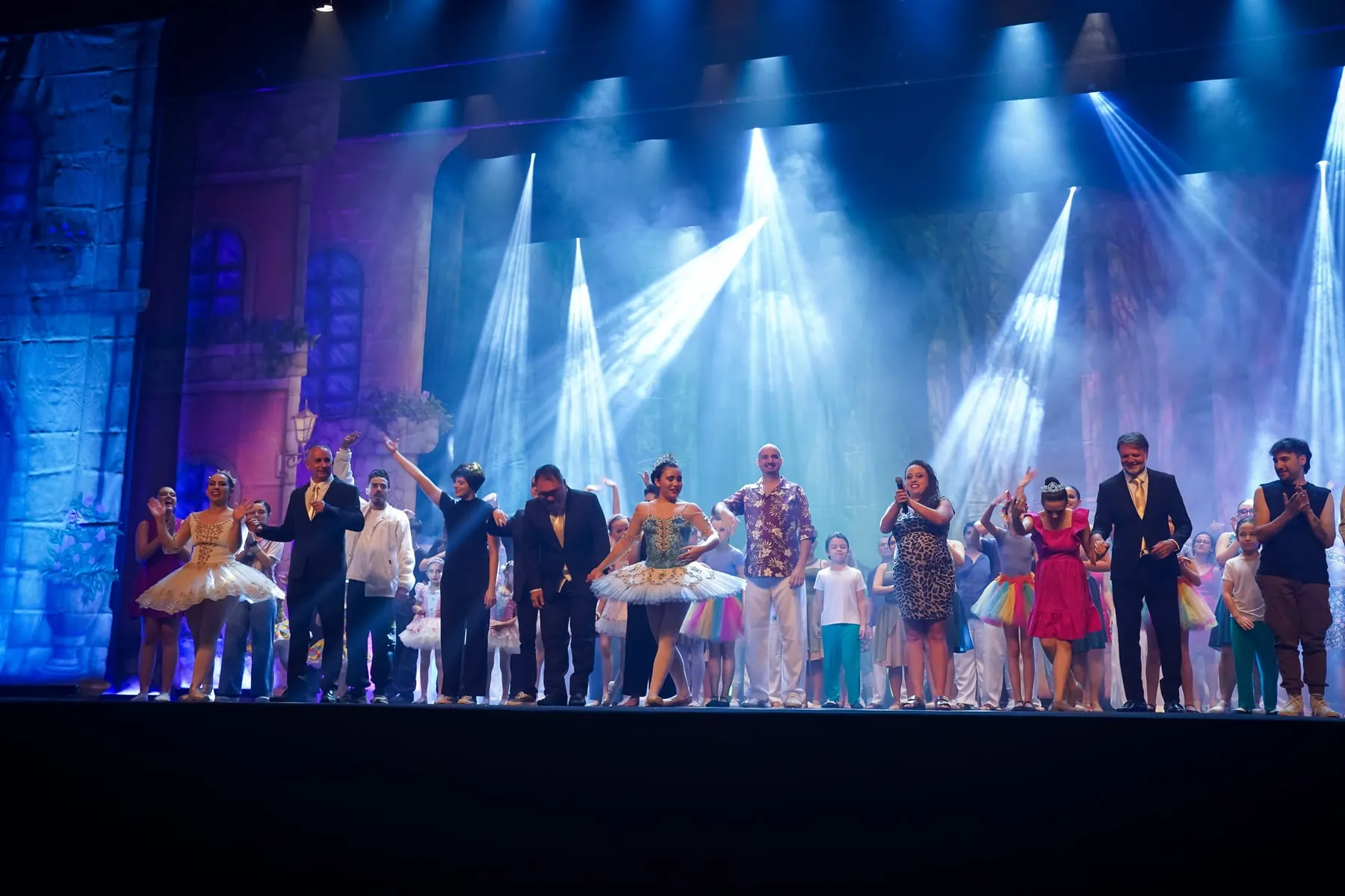 Elenco reunido no palco ao final