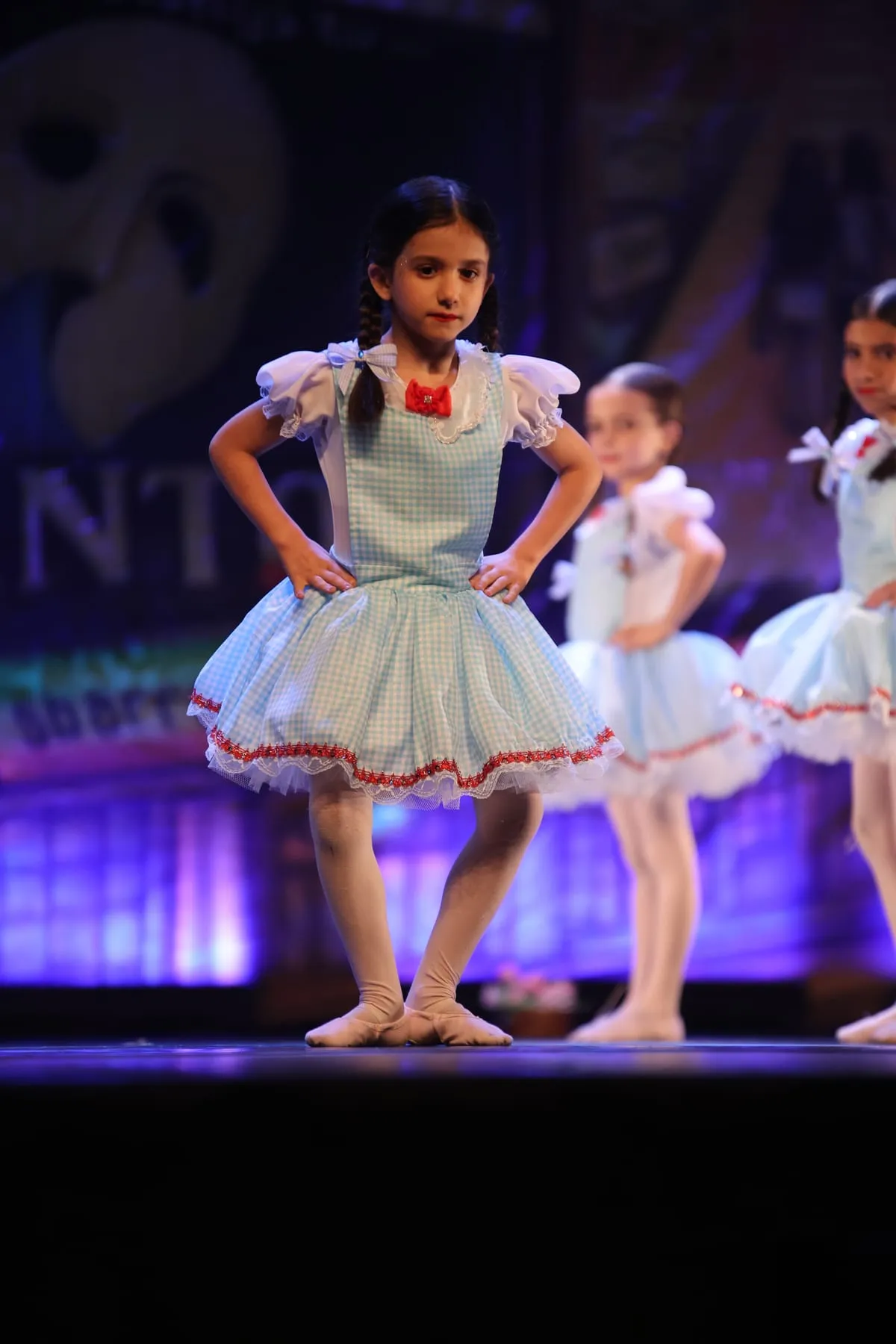 Bailarinas infantis de tutu azul em cena