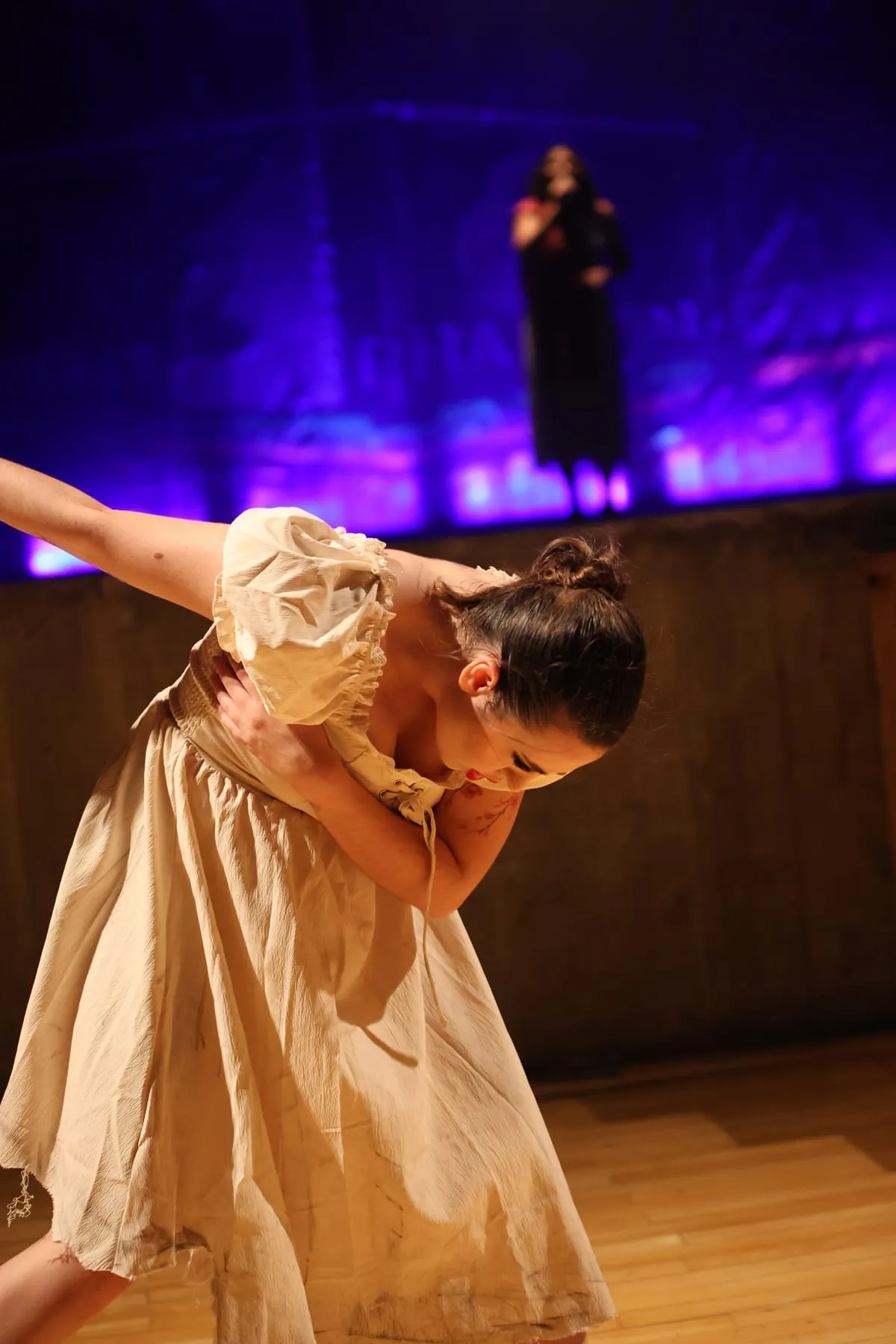 Bailarina ajoelhada em cena de contemporâneo
