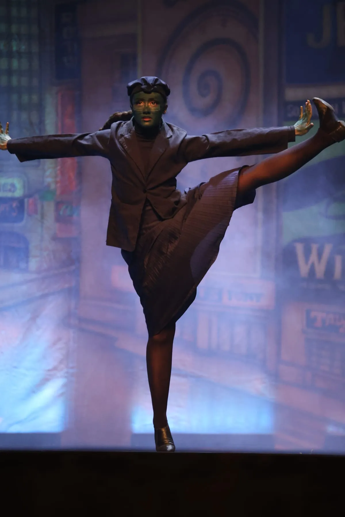 Bailarina de jazz em chute alto