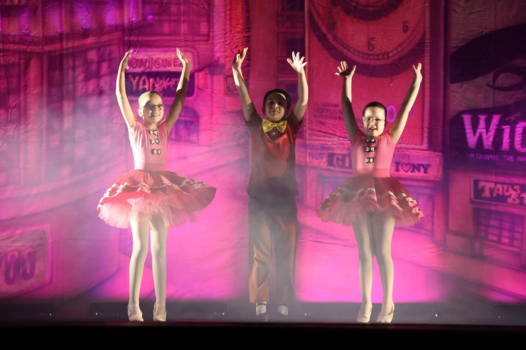 Bailarinas de tutu rosa com os braços para o alto