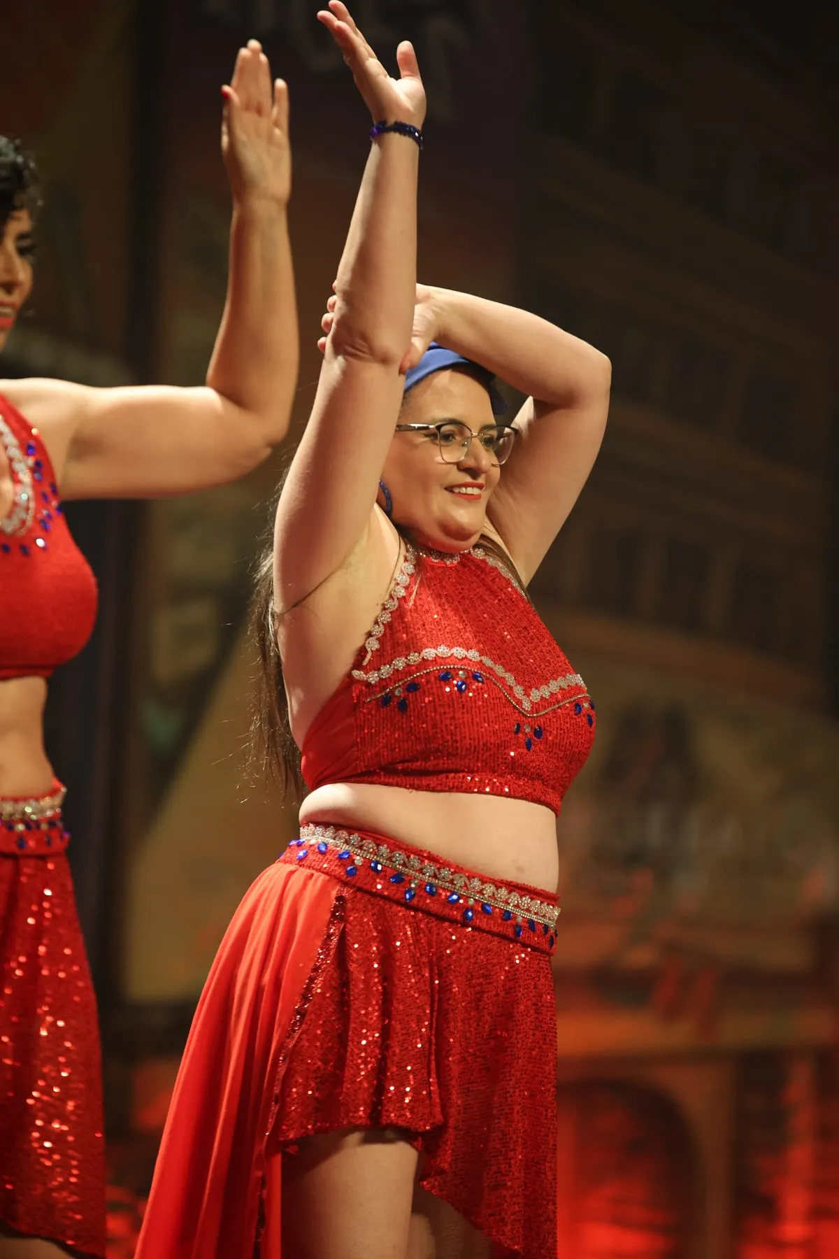 Bailarina de dança do ventre de figurino vermelho