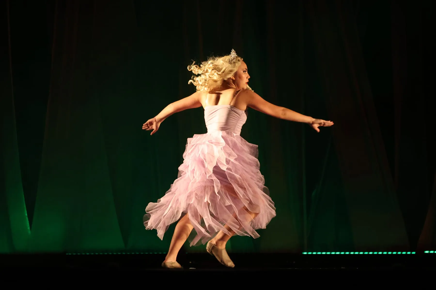 Bailarina de vestido rosa em movimento no contemporâneo