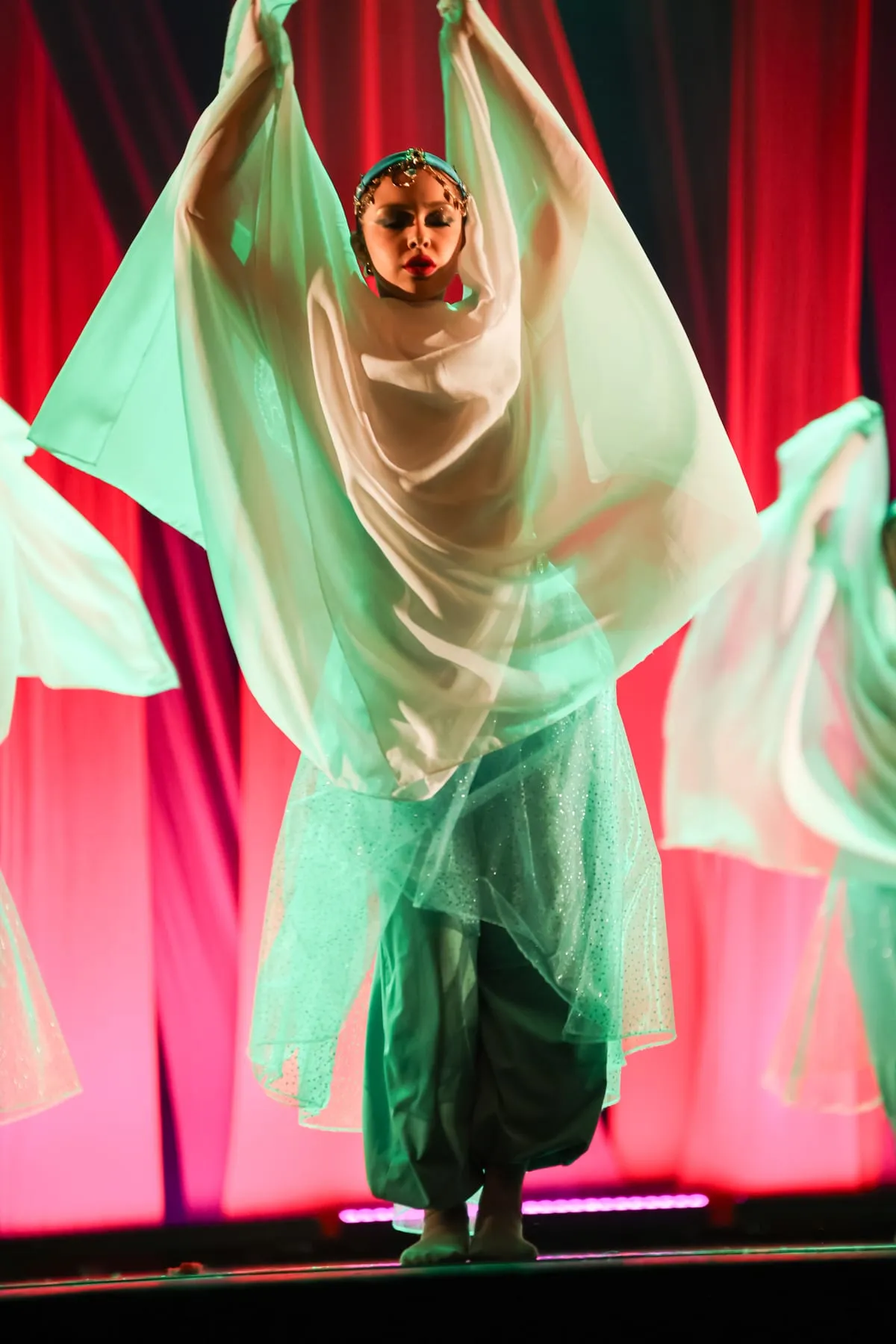 Bailarina de dança do ventre com véu verde