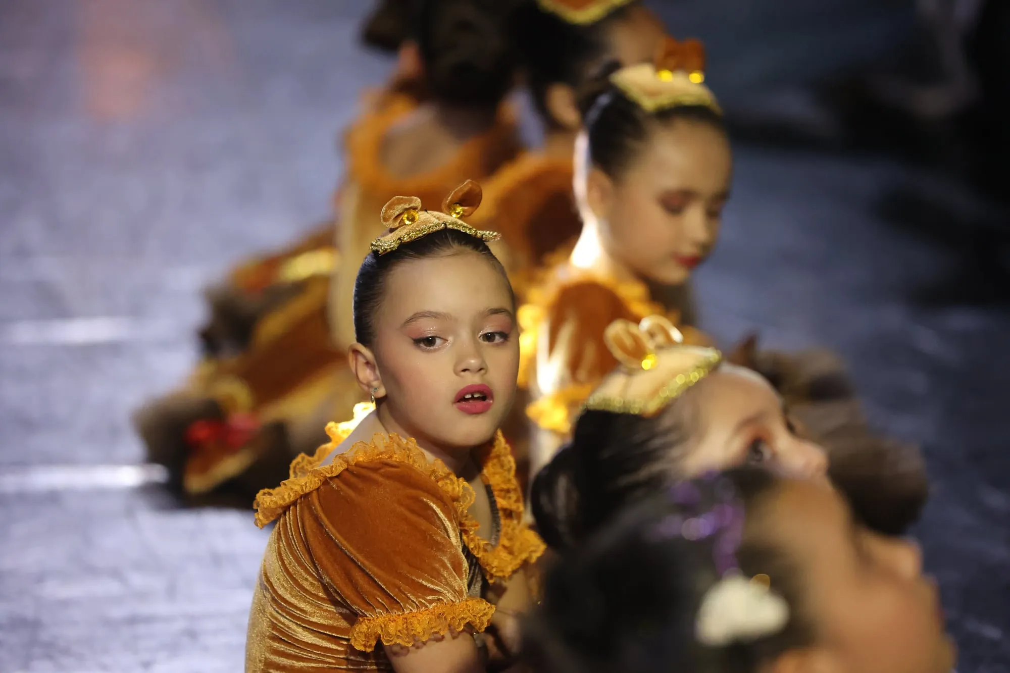 Bailarinas mirins se preparando na coxia