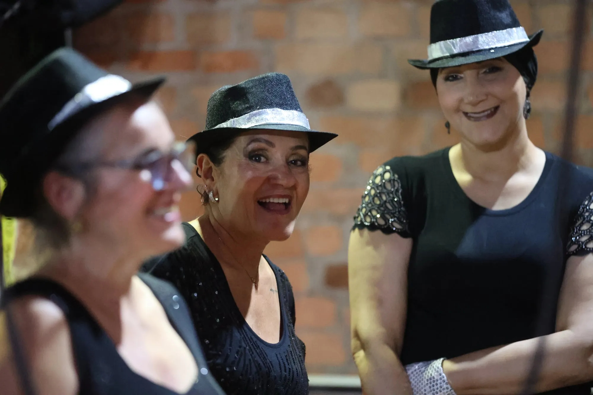 Alunas sorrindo nos bastidores antes de entrar em cena