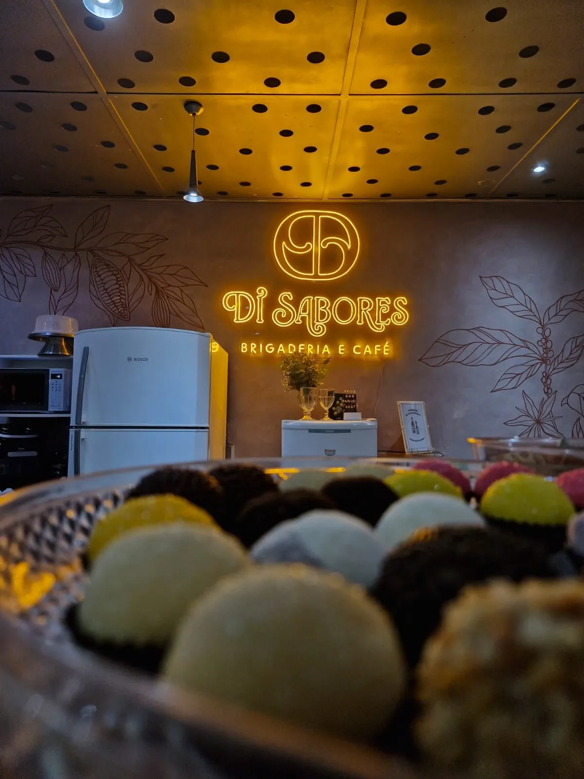 Brigadeiros no balcão da Di Sabores
