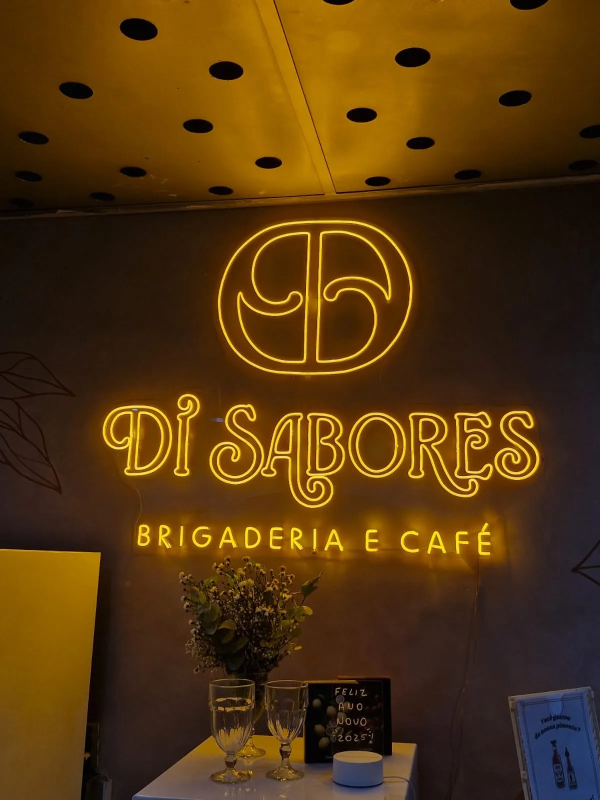 Letreiro em neon da Di Sabores Brigaderia e Café