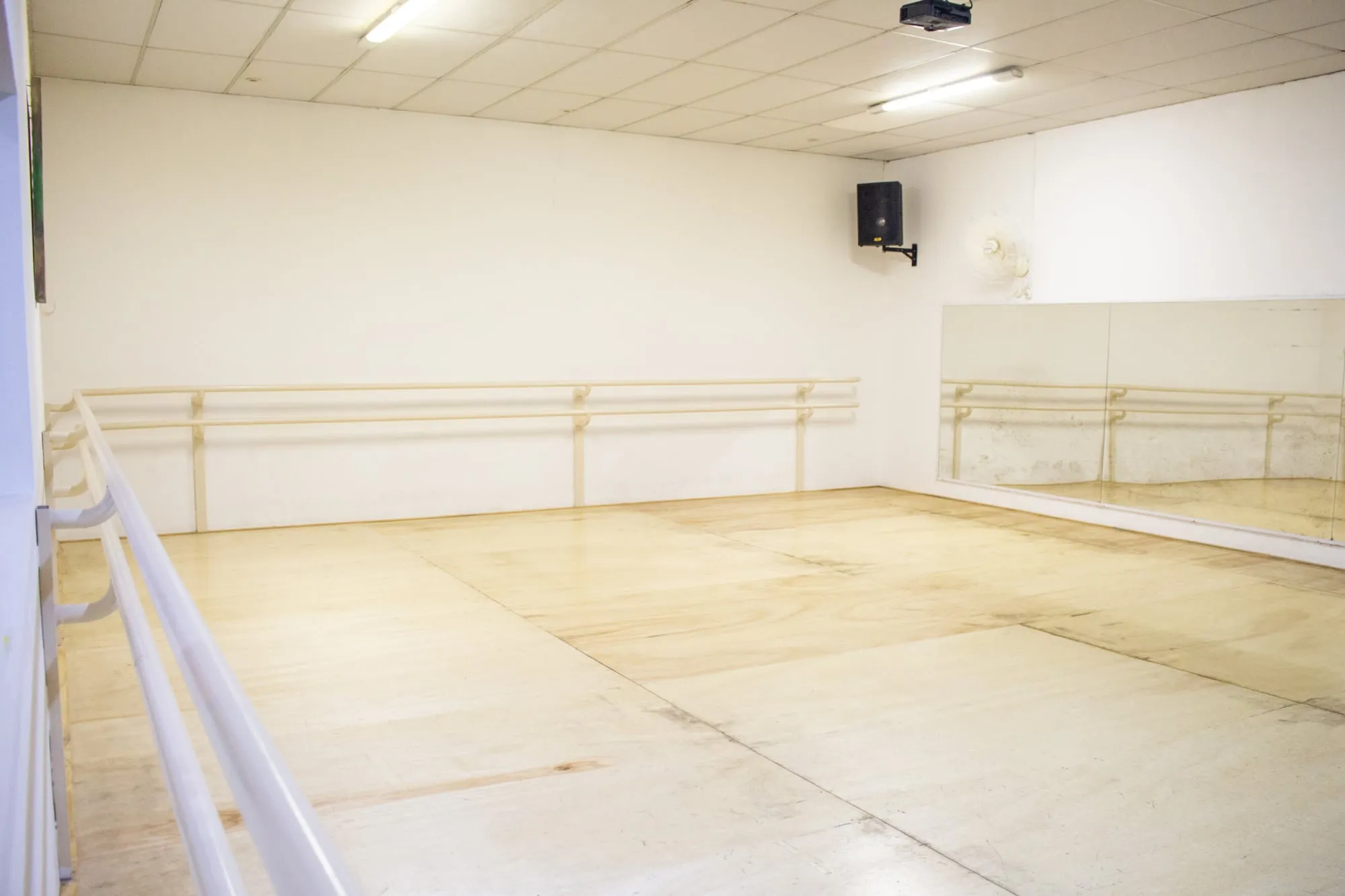 Sala de dança com barra ao longo da parede