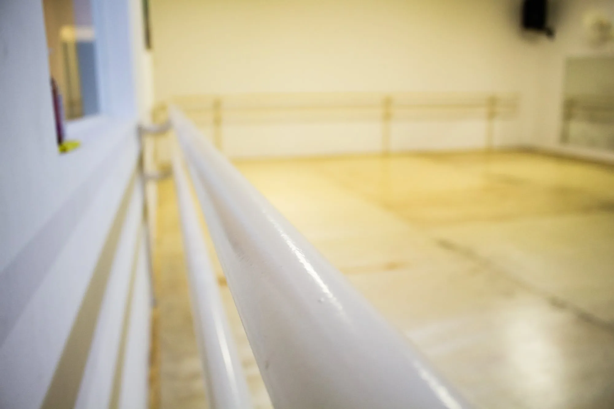 Detalhe da barra de ballet na sala