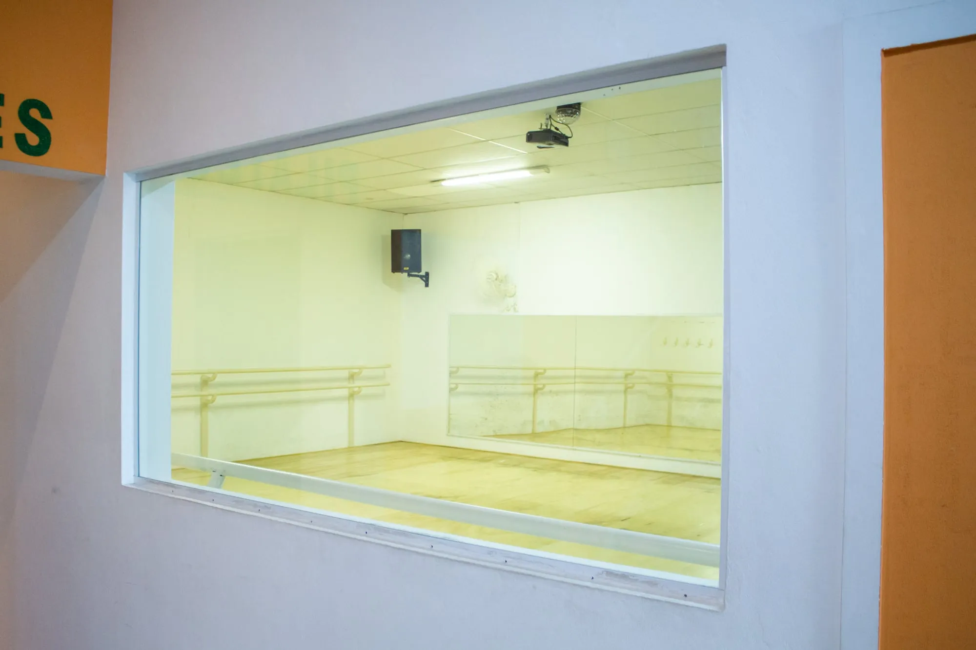 Janela de vidro para a sala de aula