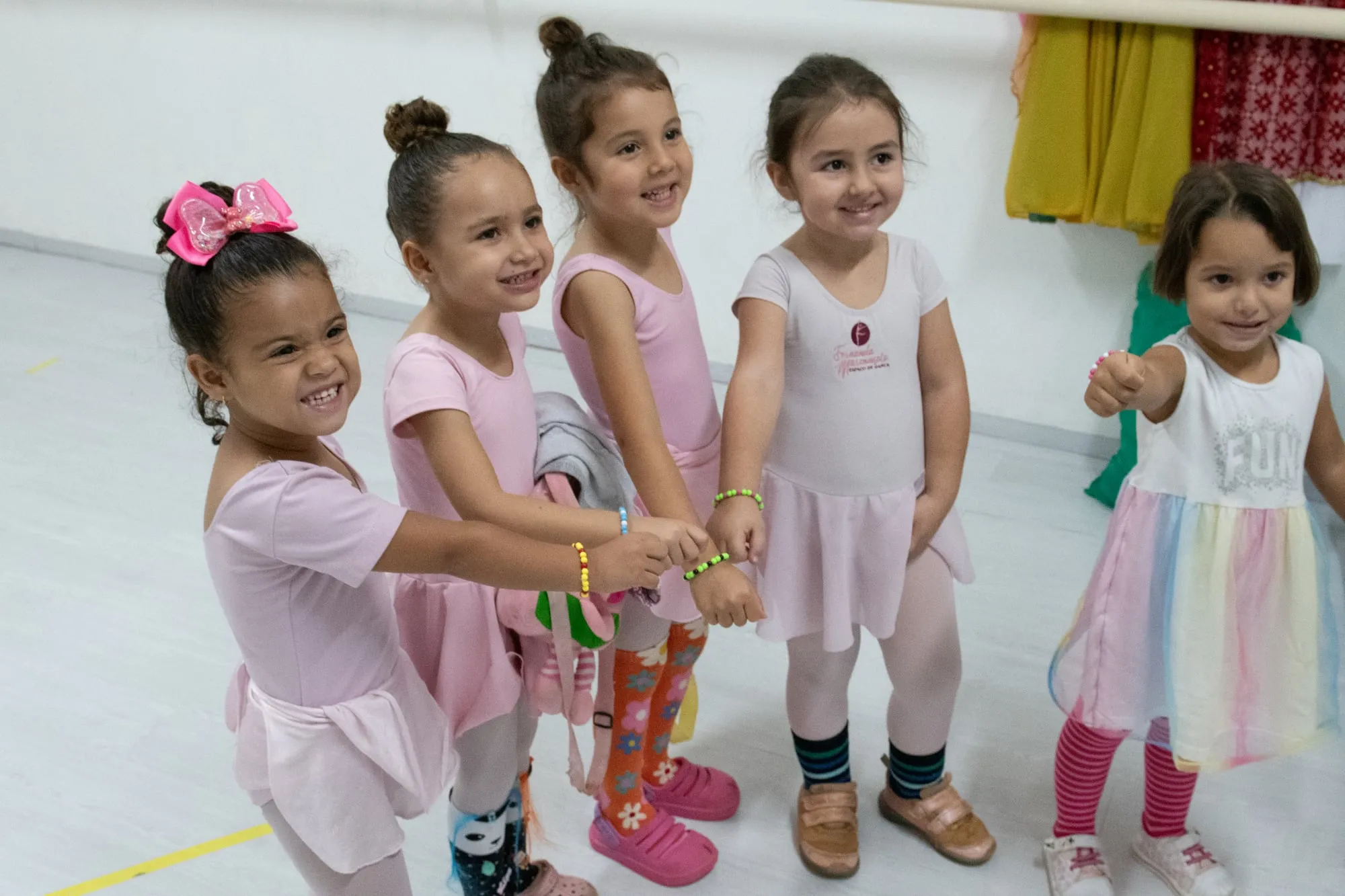 Turma de ballet infantil na sala de aula